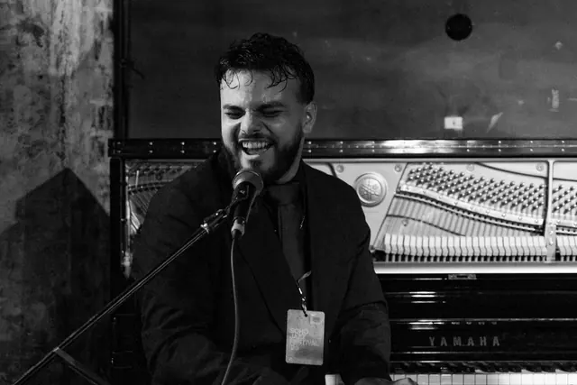 Pablo Barrios at the piano, in black and white.